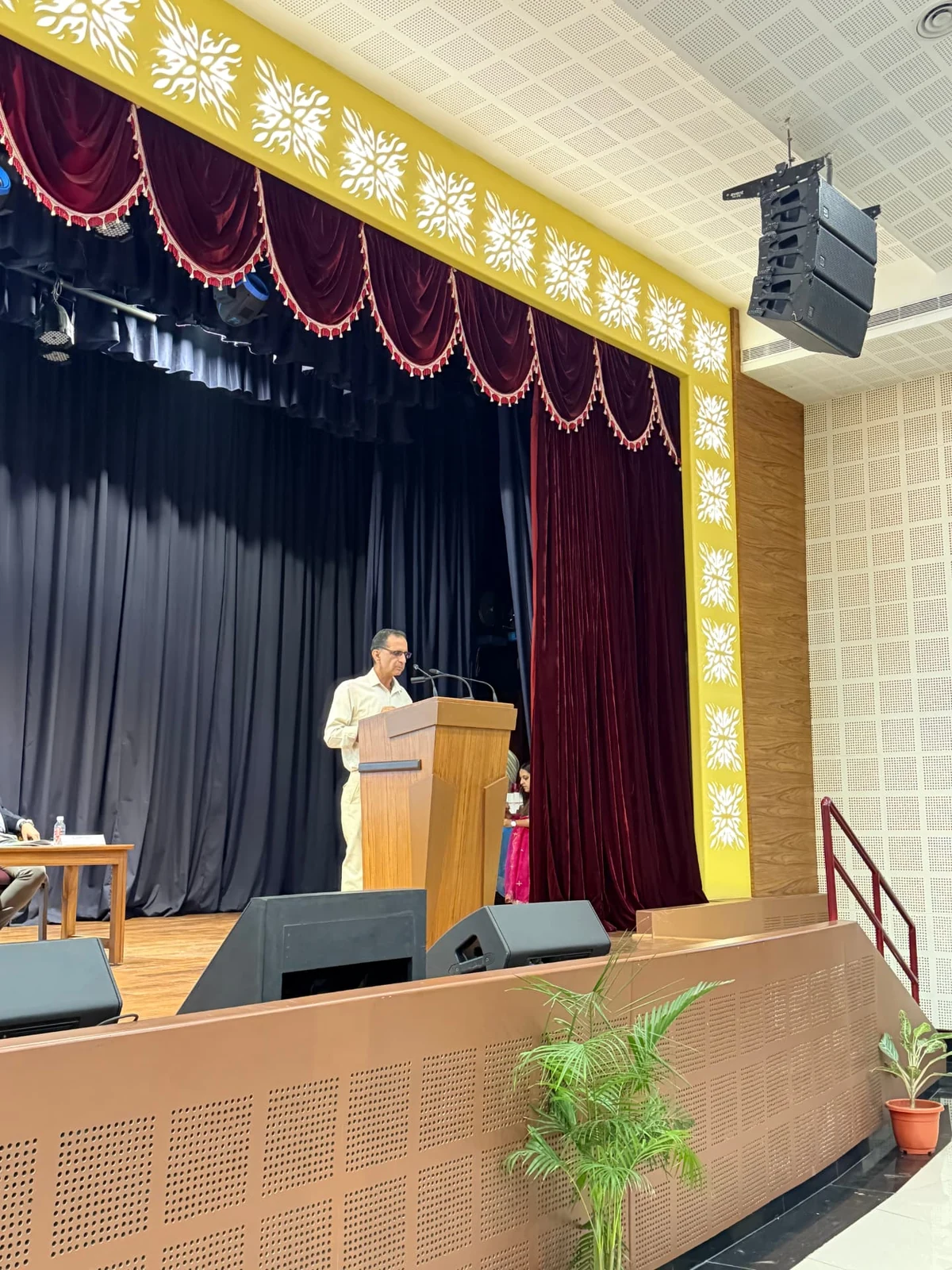 Conference Chair Dr. Sanjeev Kumar Sharma delivering the vote of thanks